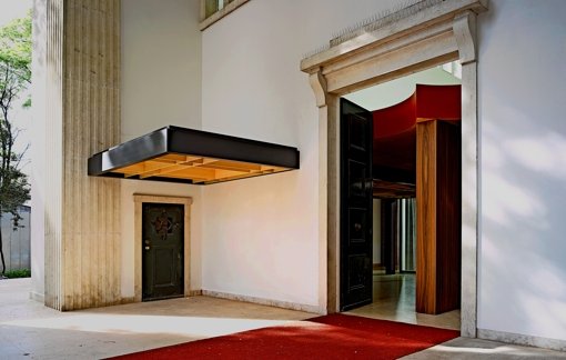 Das Vordach des in Venedig nachgebauten Kanzlerbungalows von 1964  stört die steinerne Symmetrie  des Deutschen Pavillons. Foto: CLA