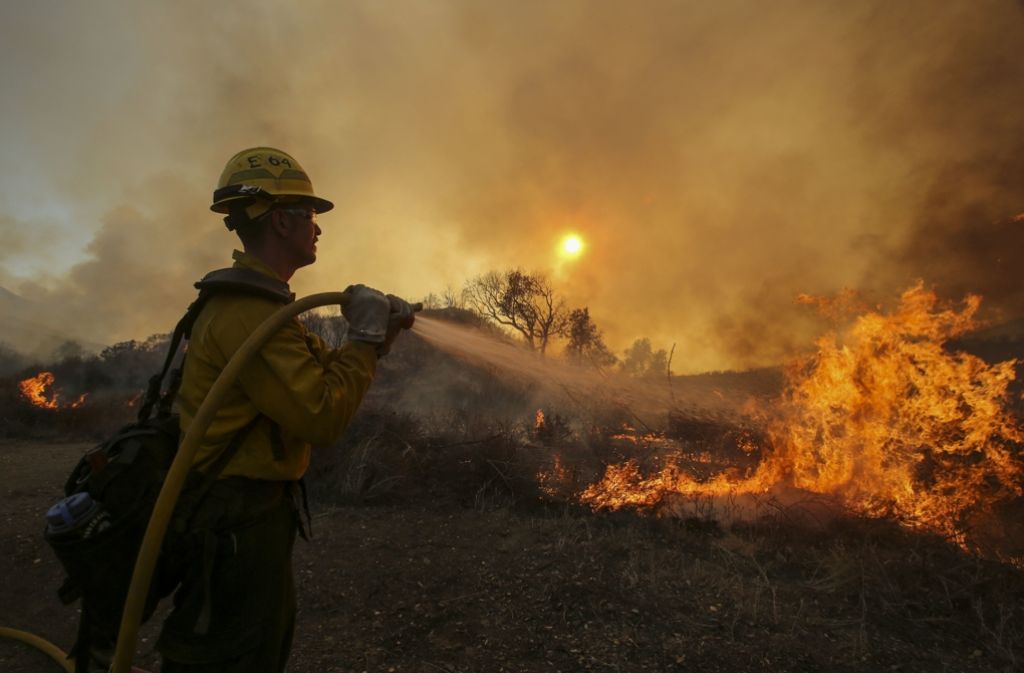 Feuerwehrmänner in Kalifornien kämpfen gegen die Waldbrände an.