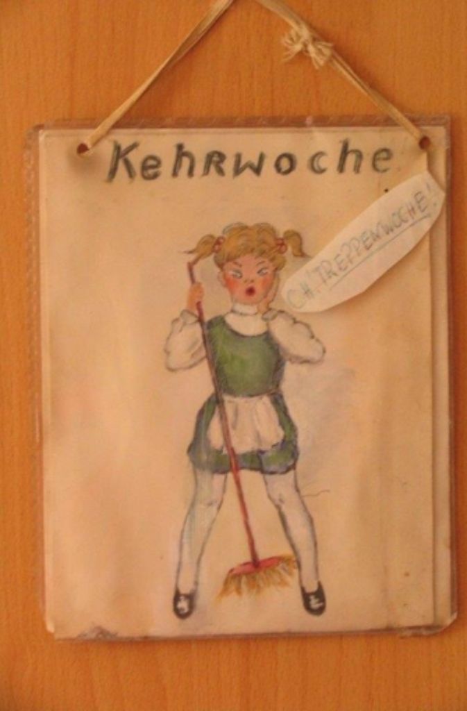 Marianne Königs Schwiegermutter aus dem Rheinland hat ihr vor 45 Jahren dieses Kehrwochenschild für die erste Wohnung gemalt.