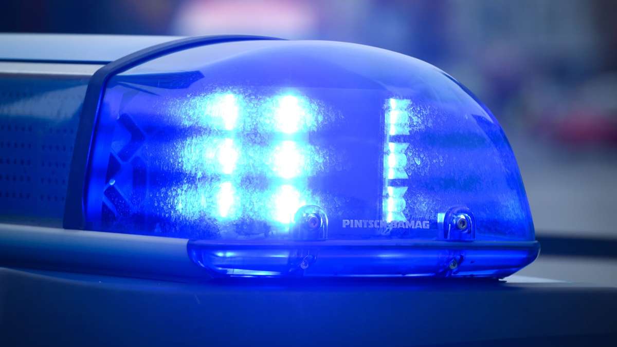 Ein 25-Jähriger hat am Samstagmorgen eine Flasche mit einem Softdrink aus einer Bäckerei in Kirchheim/Teck (Kreis Esslingen) gestohlen. Im Anschluss verletzte er zunächst eine Mitarbeiterin, ehe er sich auf der Flucht eine Auseinandersetzung mit dem Inhaber der Bäckerei lieferte.