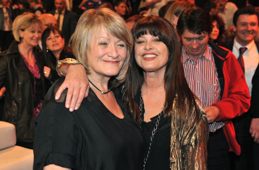 Alice Schwarzer (links) mit Uschi Obermaier. Beide sind bekannt aus den 1960ern, treffen sich aber zum ersten Mal 2010 im Rahmen einer Fernsehsendung.
