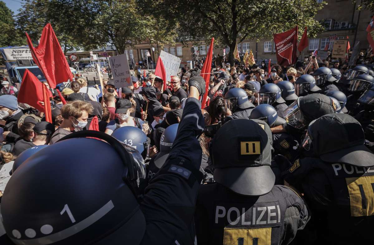 Die Demonstration startete auf dem Bahnhofsvorplatz in Bad Cannstatt.