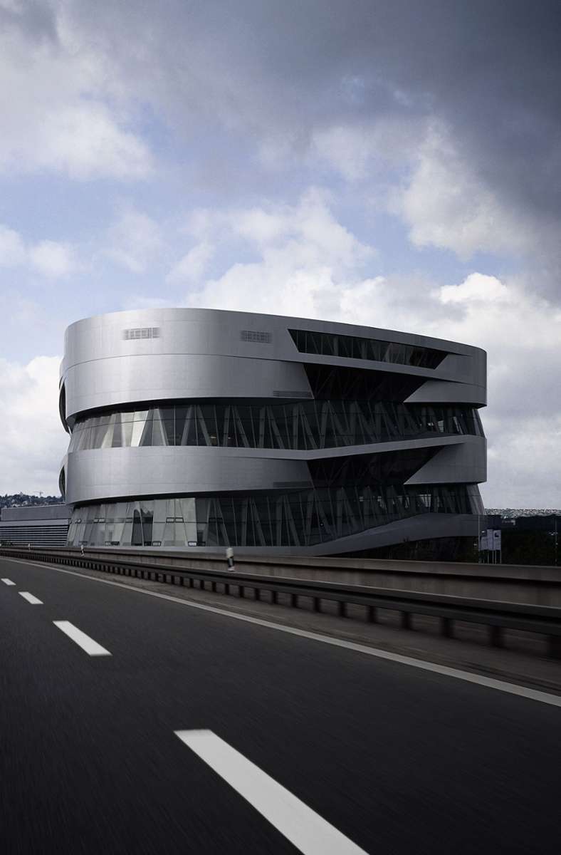 Beim Mercedes-Benz Museum in Stuttgart war das Büro Werner Sobek für die Tragwerks- und die Fassadenplanung verantwortlich. Der Architekturentwurf stammt vom niederländischen Büro UN Studio van Berkel & Bos. Die weitspannende Stahlbetonkonstruktion – die einzelnen Ebenen spannen bis zu dreißig Meter stützenfrei – wurde aufgrund ihrer hochkomplexen Geometrie vollständig in 3-D geplant. Das Gebäude ist als Doppelhelix strukturiert, so dass zwei voneinander unabhängige Durchgänge durch das Museum möglich sind.