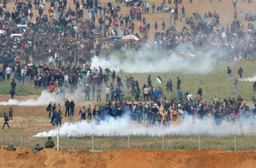 Tausende Menschen demonstrieren an der Grenze des Gazastreifens. Foto: AFP