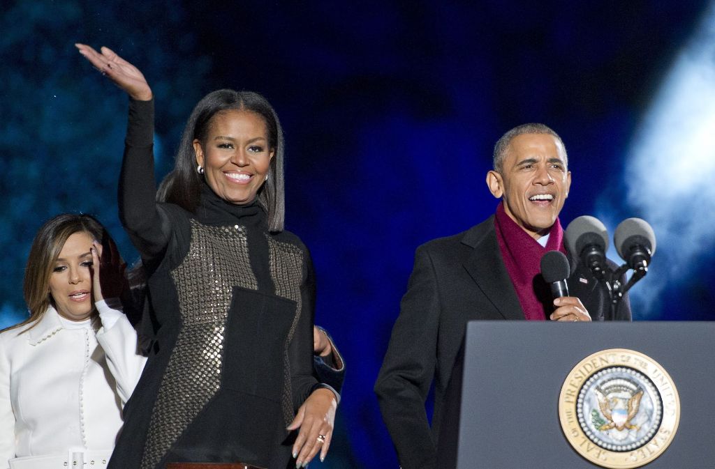 Michelle Obama und Barack Obama wohnen ein letztes Mal dem Ritual bei, die Lichter des Weihnachtsbaums vor dem Weißen Haus anzuknipsen