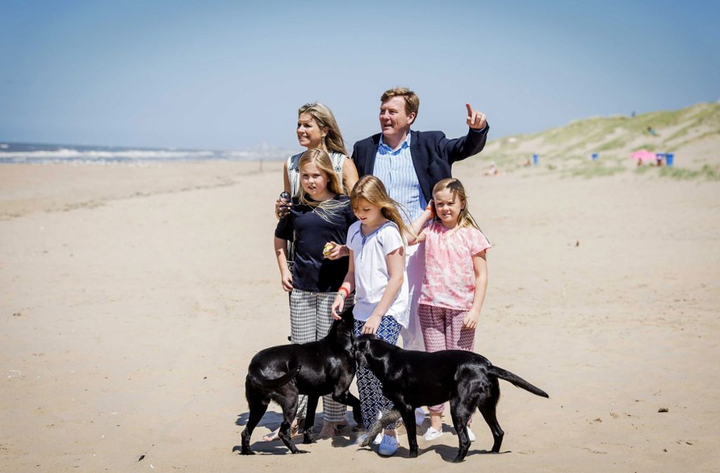 Zum blonden Drei-Meisje-Haus haben sich Máxima und Willem-Alexander der Niederlande zwei pechschwarze Labradore zugelegt: Die quirligen Hunde heißen Skipper und Nala.