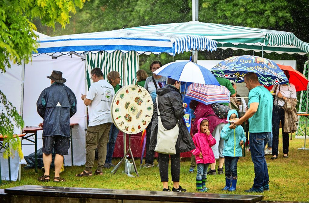 Mit Schirm und Charme  haben die Rechberghausener dem Regen getrotzt und ihren Familientag  gefeiert –  so gut das bei diesen Bedingungen eben gegangen ist. Foto: Michael Steinert