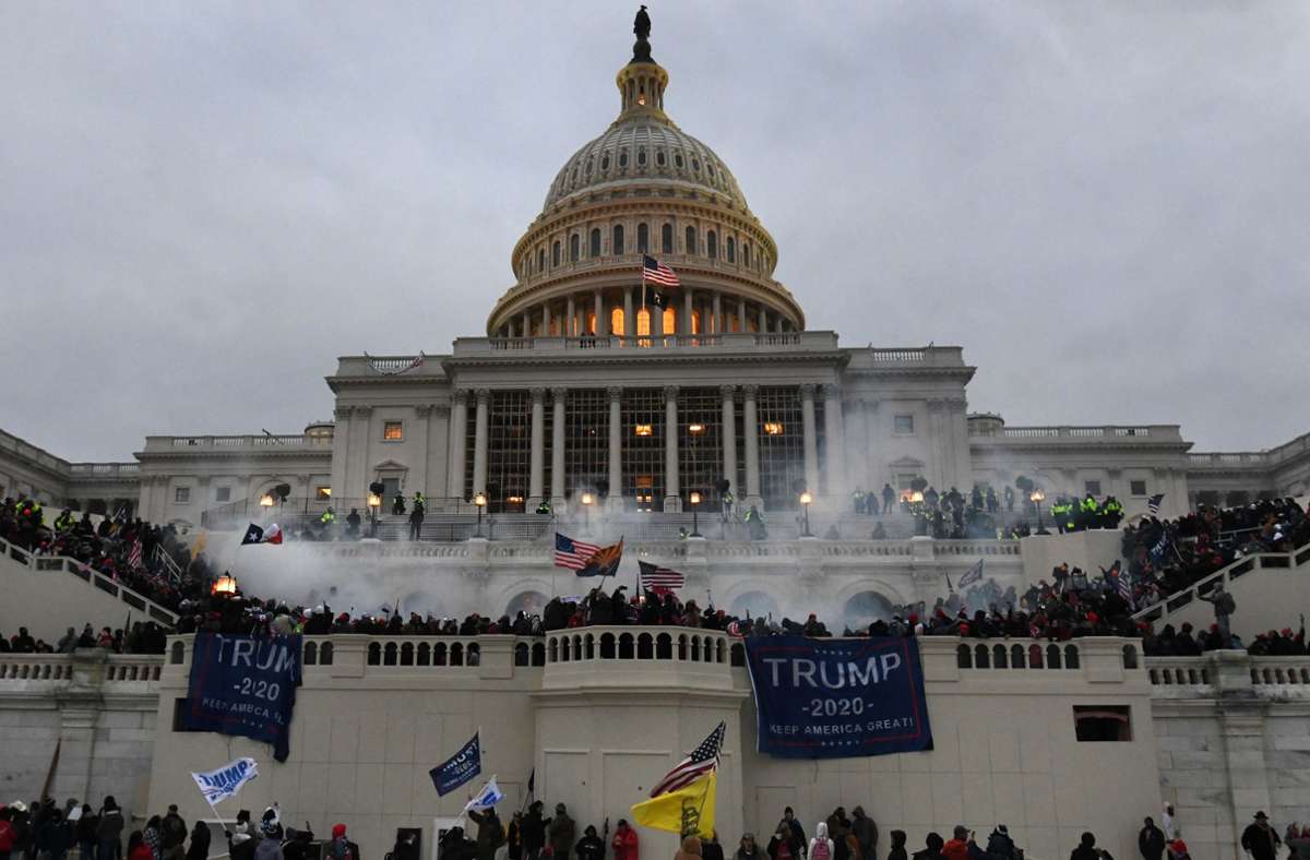 Anhänger des abgewählten US-Präsidenten Donald Trump stürmen am 6. Januar 2021 das Kapitol in Washington.