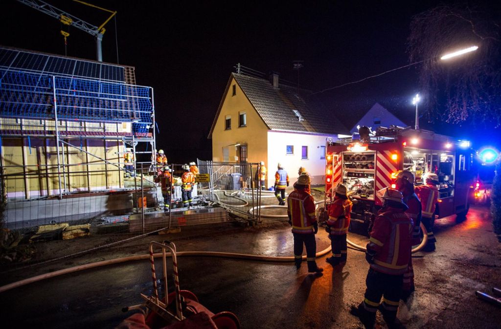 In der Nacht auf Dienstag hat es in Allermersbach gebrannt. Eine Anwohnerin konnte den Entstehungsbrand löschen, die Feuerwehr übernahm noch die restlichen Glutnester.