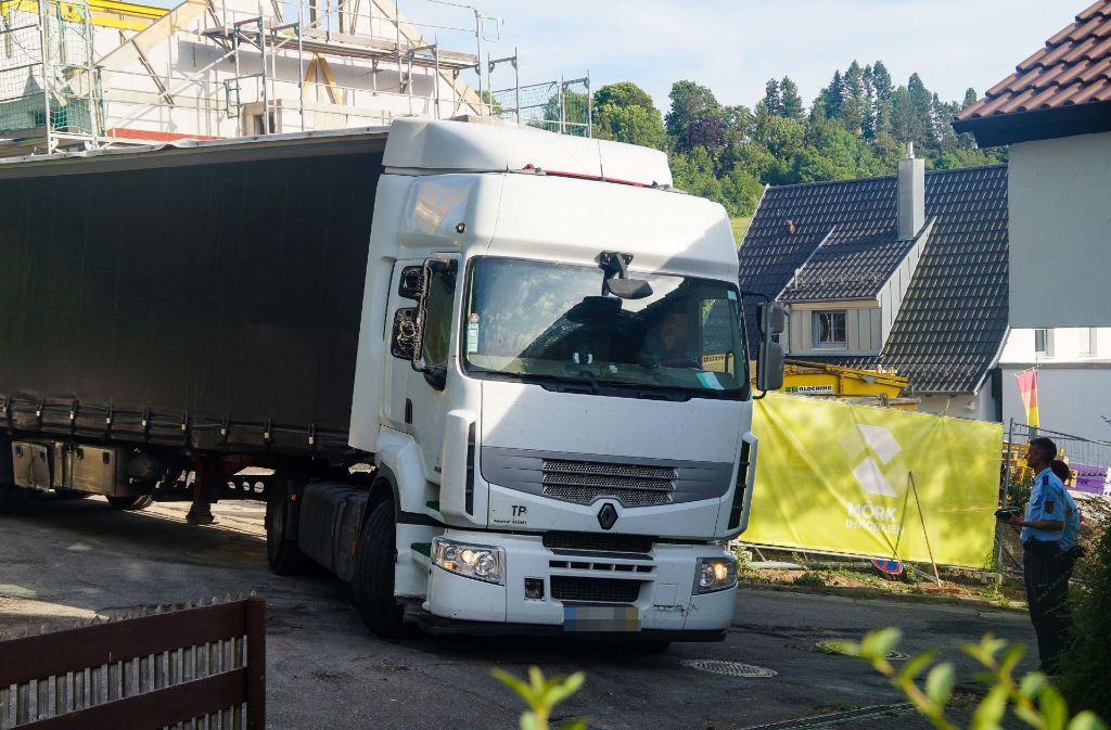 Weil er sich verfahren hatte, ist ein Lastwagenfahrer in Leonberg (Kreis Böblingen) mit seinem 40-Tonner in einer Sackgasse stecken geblieben.