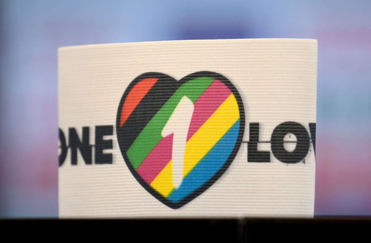 Die „One Love“- Binde wird in Katar nun doch nicht zu sehen sein. Foto: dpa/Sebastian Gollnow