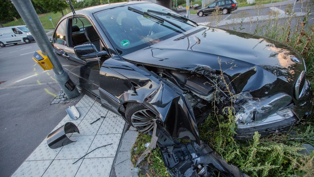 Unfall in Stuttgart-Bad Cannstatt: Junger BMW-Fahrer kracht gegen Ampelmast