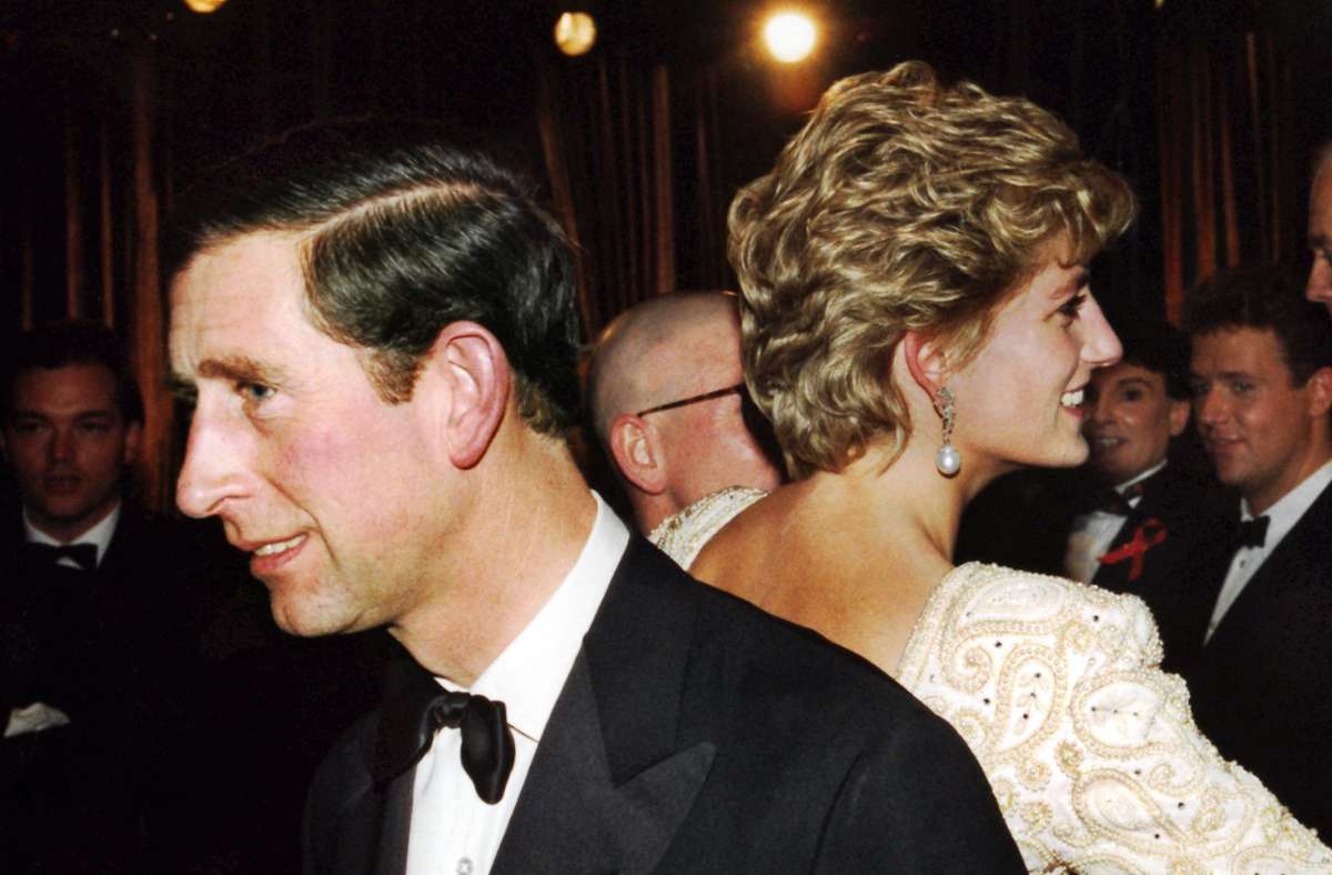 1992 kommt es zum Bruch: Charles und Diana gehen von nun an getrennte Wege, vier Jahre später wird das Paar geschieden.