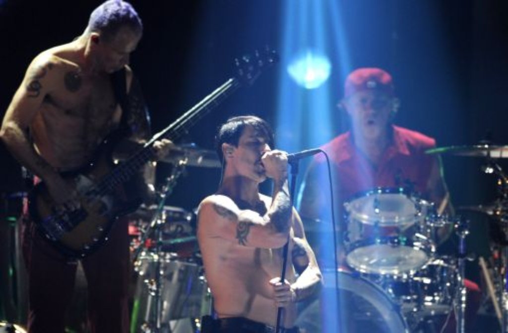 Die drei altgedienten Mitglieder der Red Hot Chili Peppers: Bassist Michael "Flea" Balzary (von rechts), Sänger Anthony Kiedis und Schlagzeuger Chad Smith beim Konzert im Kölner E-Werk.