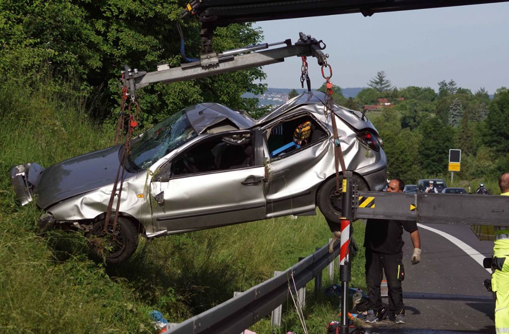 Aus noch unbekannter Ursache war der Fahrer eines Fiats zwischen der Anschlussstelle Benzstraße und dem Tunnel rechts von der Fahrbahn abgekommen.