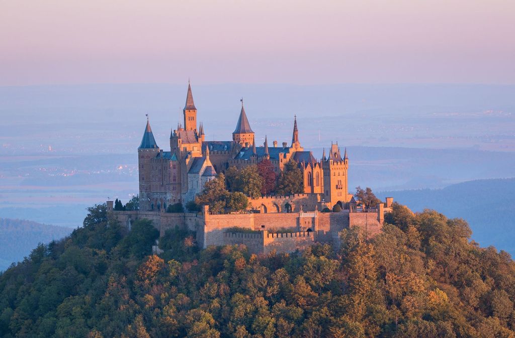 Schloss Hohenzollern ist das ultimative Highlight bei einer Fahrradtour auf dem Hohenzollern-Radweg.
