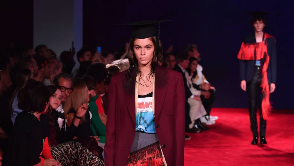  „Kaia’s coming home“: Auf der New Yorker Fashion Week läuft die Crawford-Tochter erneut für Calvin Klein 205W39NYC – das Label, bei dem sie 2017 ihr Laufsteg-Debüt hatte. Im Publikum: Viel Hollywood-Prominenz. 