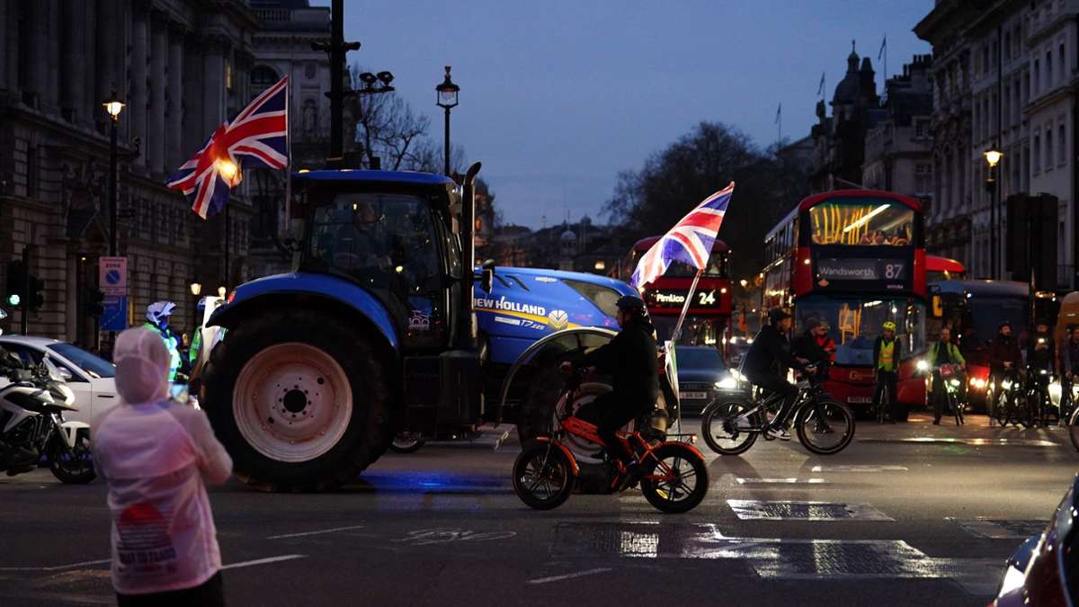 Mit Dutzenden Traktoren haben Landwirte vor dem britischen Parlament in London demonstriert. Grund sind Brexit-Regeln und Handelsabkommen, die nach Meinung der Bauern die Ernährungssicherheit gefährden.