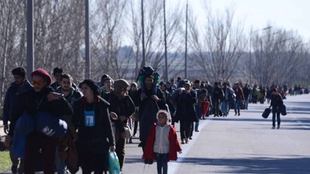 Griechenland: Flüchtlinge laufen auf Autobahn Richtung Mazedonien