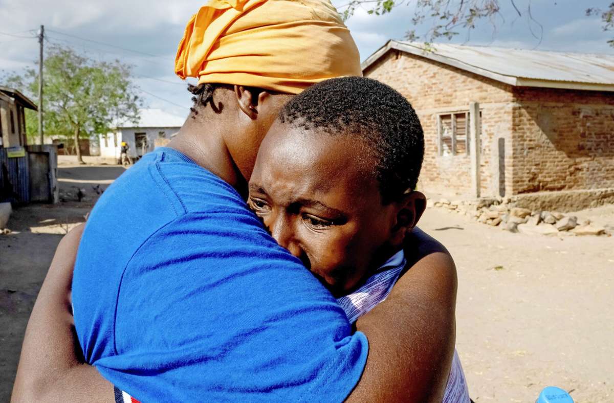 Zurück zu Hause freut sich Elias Mutter Rehema: Viele Dorfbewohner glaubten, ihr Sohn sei verflucht – und könne deshalb nichts sehen. Das konnte nun widerlegt werden.
