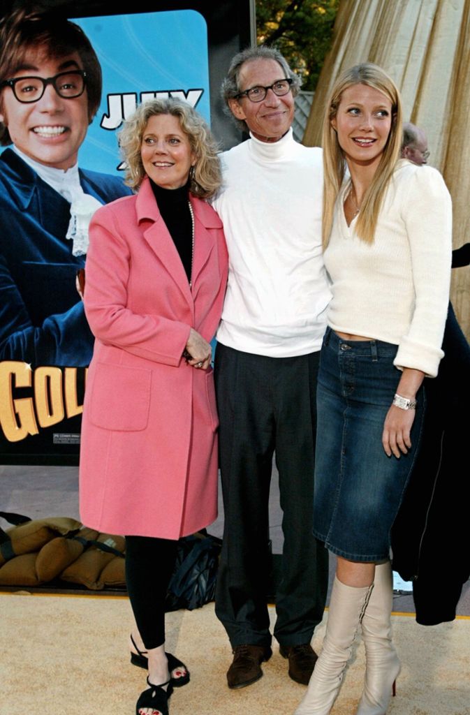 Gwynnie, wie sie von ihrer Familie genannt wird, liegt Hollywood im Blut: Papa Bruce Paltrow (Mitte) war Regisseur und Produzent, Mama Blythe Danner (links) wurde für ihre Arbeit als Theaterschauspielerin mit dem Tony Award ausgezeichnet. Man kennt sie auch aus Kinofilmen wie „Meine Frau, ihre Schwiegereltern und ich“ (2004). Ihr Patenonkel ist kein Geringerer als Steven Spielberg.