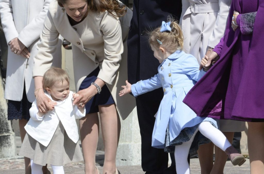 Prinzessin Estelle (rechts) und ihre Cousine Leonore (an der Hand ihrer Mutter Madeleine) haben auf der Taufe von Prinz Oscar Spaß.