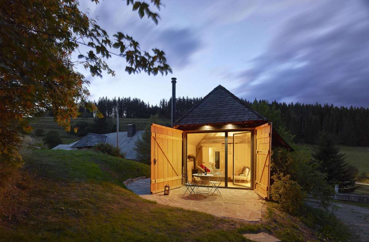Das Tiny House La Chalette im Schwarzwald, umgebaut vom Architekten Martin Ohlf aus Stuttgart, von der Rückseite aus gesehen.