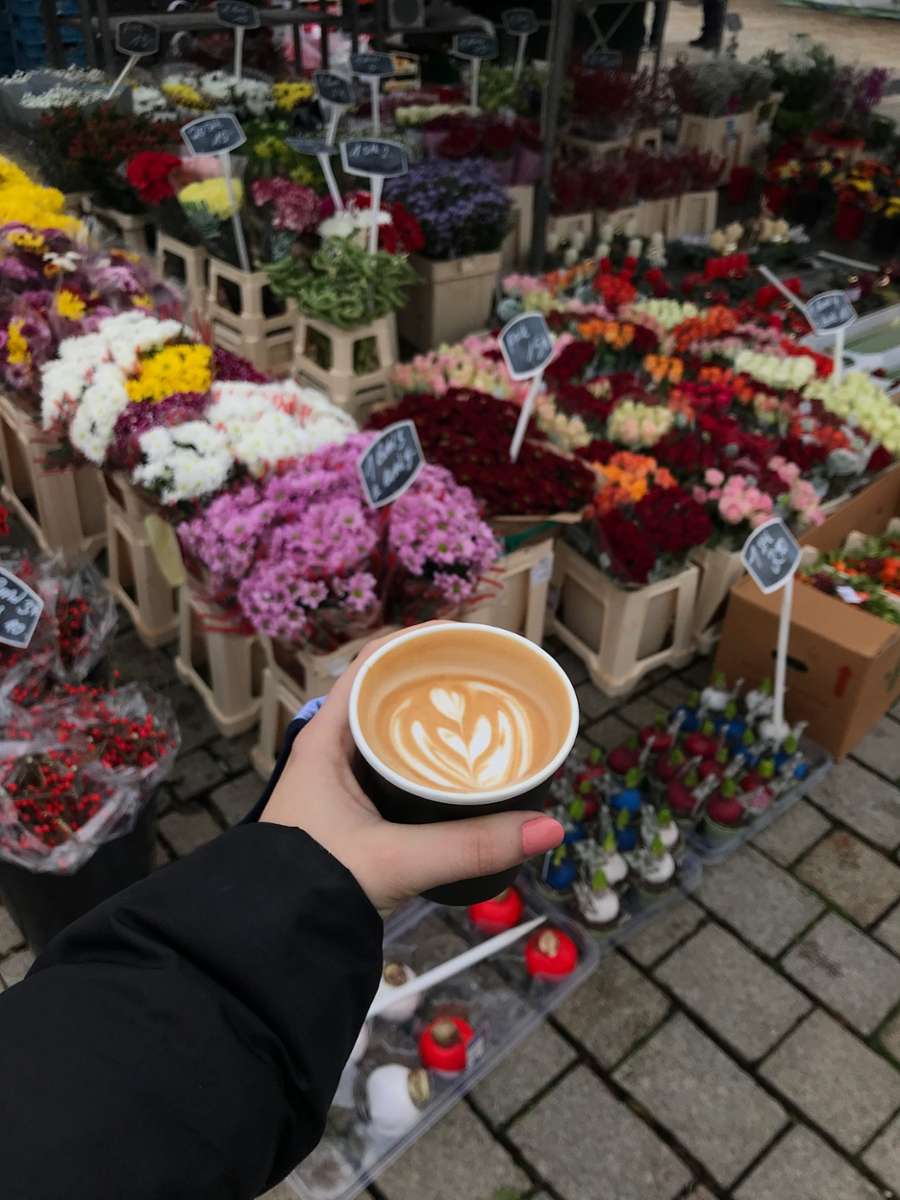 Cappuccino und Blumen. Was braucht man mehr?