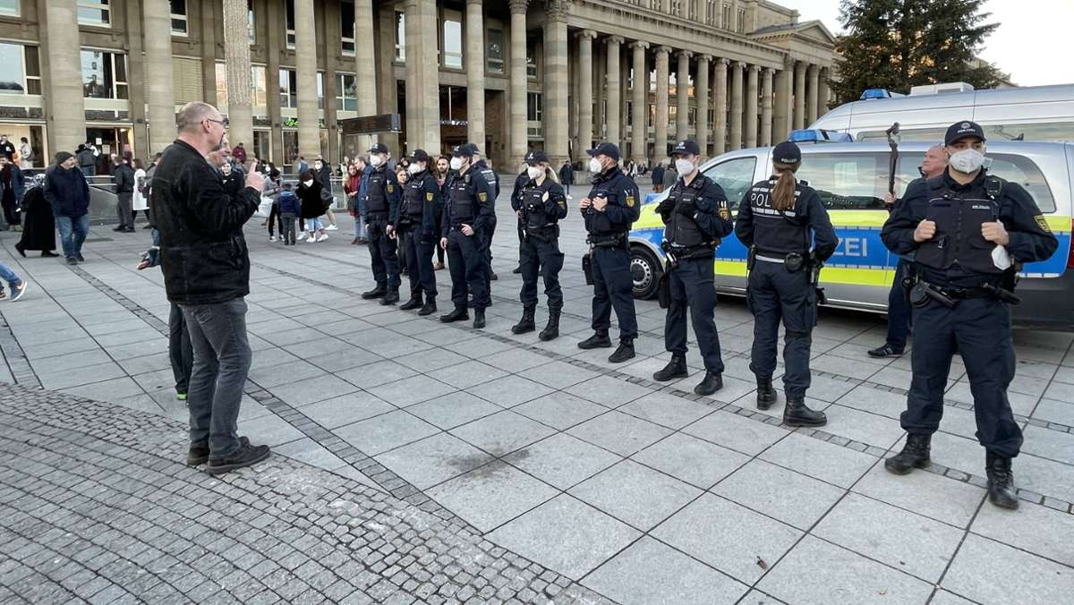  Die Stuttgarter Polizei stoppt einen der sogenannten Spaziergänge der Impfgegner. Die Stadtverwaltung hatte die unangemeldeten Demonstrationszüge zuvor verboten. 