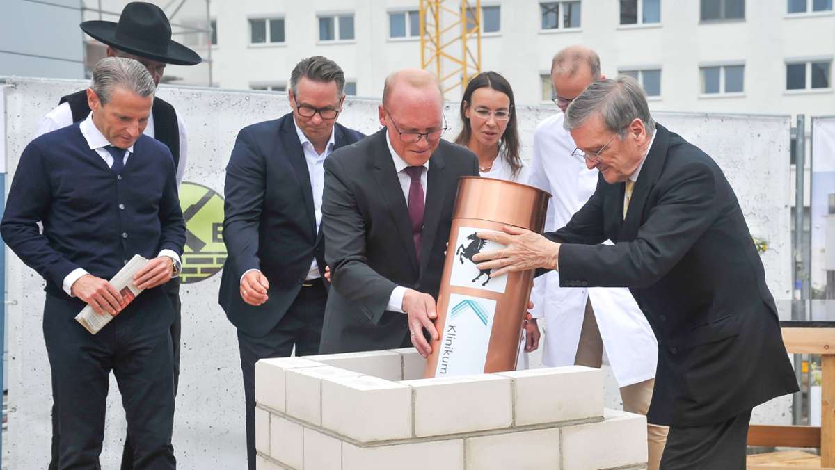  Der Neubau des Klinikums der Stadt Stuttgart geht weiter. Jetzt wurde der Grundstein für ein weiteres Gebäude gelegt, das künftig das Krebszentrum beherbergen soll. 