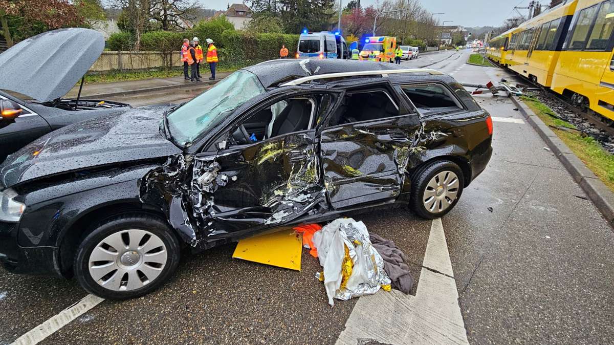 Die beiden Insassen des Audi wurden nach Informationen der Polizei verletzt.