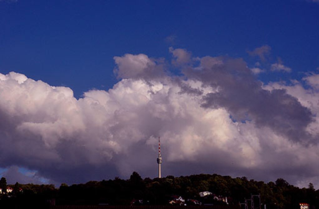 Hinter dem Fernsehturm türmen sich dramatisch die Wolken auf - Leserfotograf andy1955 hat es festgehalten.