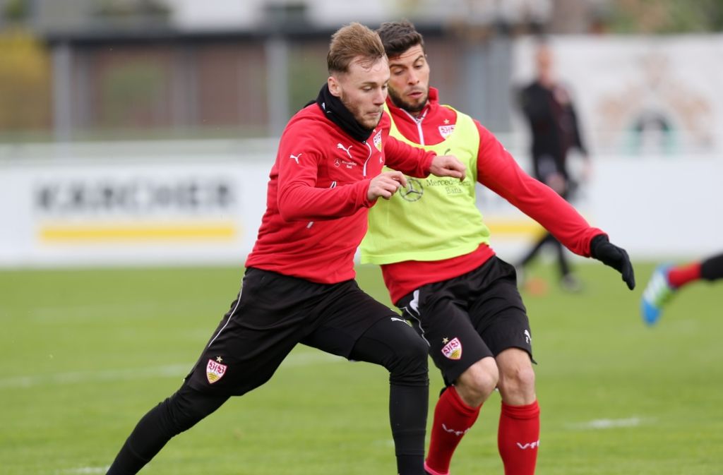 Alexandru Maxim und Emiliano Insua kämpfen bei der Trainingseinheit am Montagvormittag um den Ball. Am Samstag hatte der VfB in Augsburg noch den nötigen Kampfgeist vermissen lassen.
