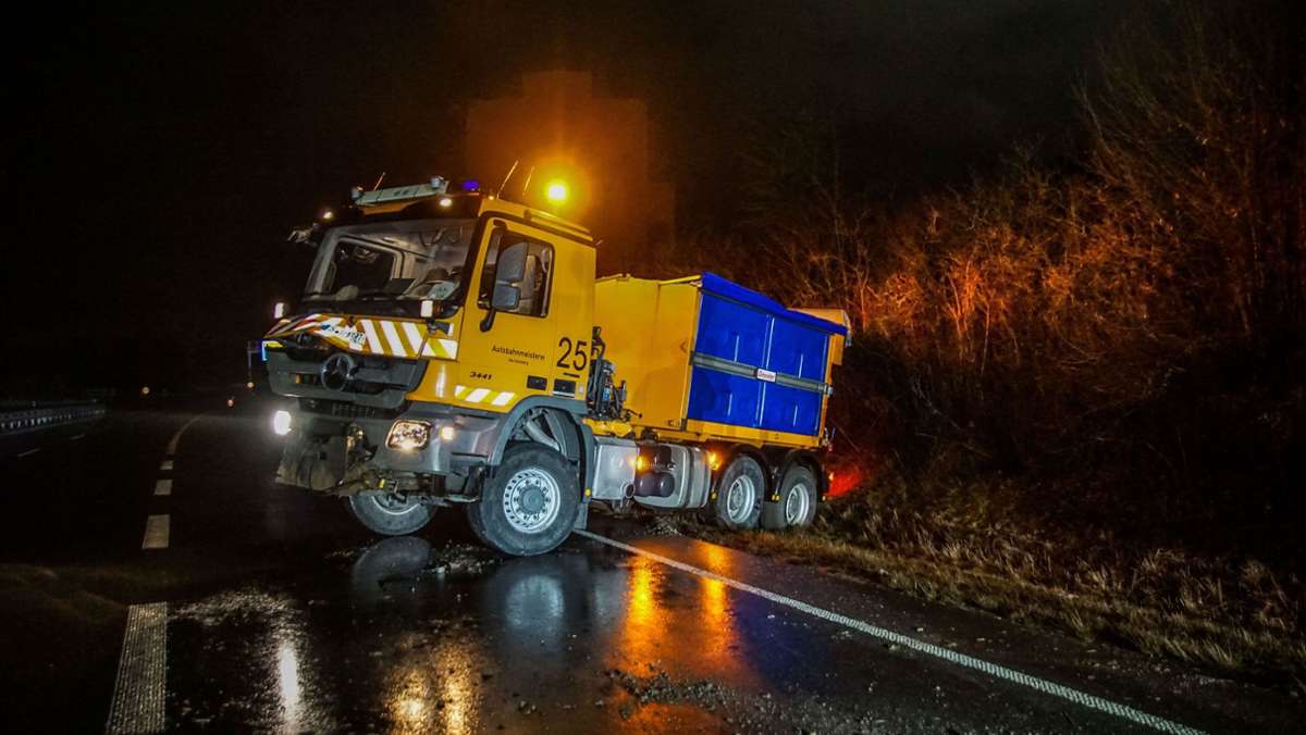 Glätteunfall in Böblingen: Streuwagen rutscht in Graben – Schneeschaufel abgerissen