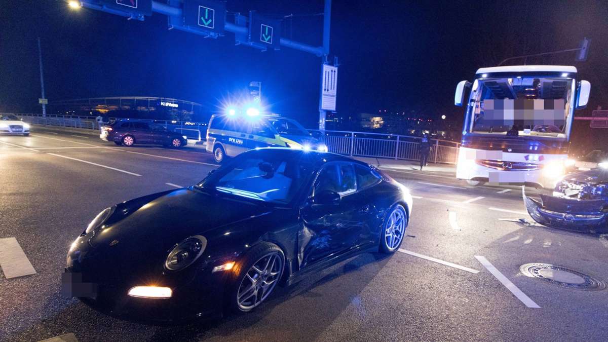 Stuttgart- Bad Cannstatt: Porsche- und Opel-Fahrer kollidieren – beide leicht verletzt