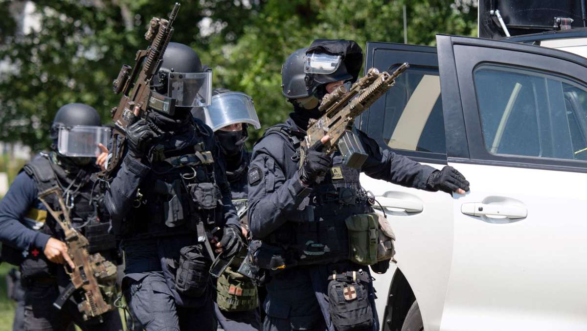 La Chapelle-sur-Erdre: Verdächtiger tot: Erneut Messerangriff auf Polizistin in Frankreich