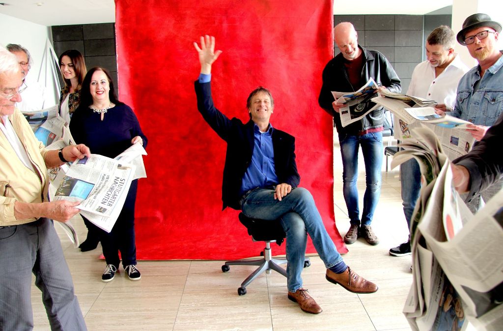 Plädoyer fürs Lesen der Zeitung aus Papier: Unser Kolumnist Uwe Bogen (auf dem Stuhl) mit kreativen Köpfen der Stadt im Foyer des Pressehauses Stuttgart.