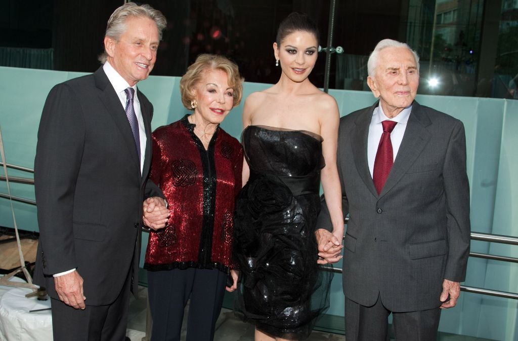 Hollywood-Größen unter sich: Kirk Douglas (rechts) und seine Frau Anne (zweite von links) mit Michael Douglas und dessen Frau Catherine Zeta-Jones.