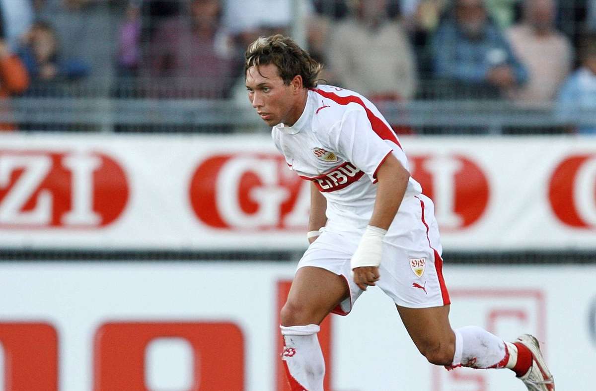 Von 1996 bis 2004 durchlief Tobias Weis ab seinem elften Lebensjahr alle Jugenden des VfB Stuttgart. Zwischen 2007 und 2014 hatte der zentrale Mittelfeldspieler in Hoffenheim seine längste Karrierestation, wo er es 2008 zu seinem Bundesligadebüt und 2009 auch zu einer Einladung ins Nationalteam brachte. Nach seiner TSG-Zeit schnürte er zunächst noch beim VfL Bochum und abschließend bis 2019 in Amateurligen für Bissingen und Weilimdorf die Fußballschuhe.