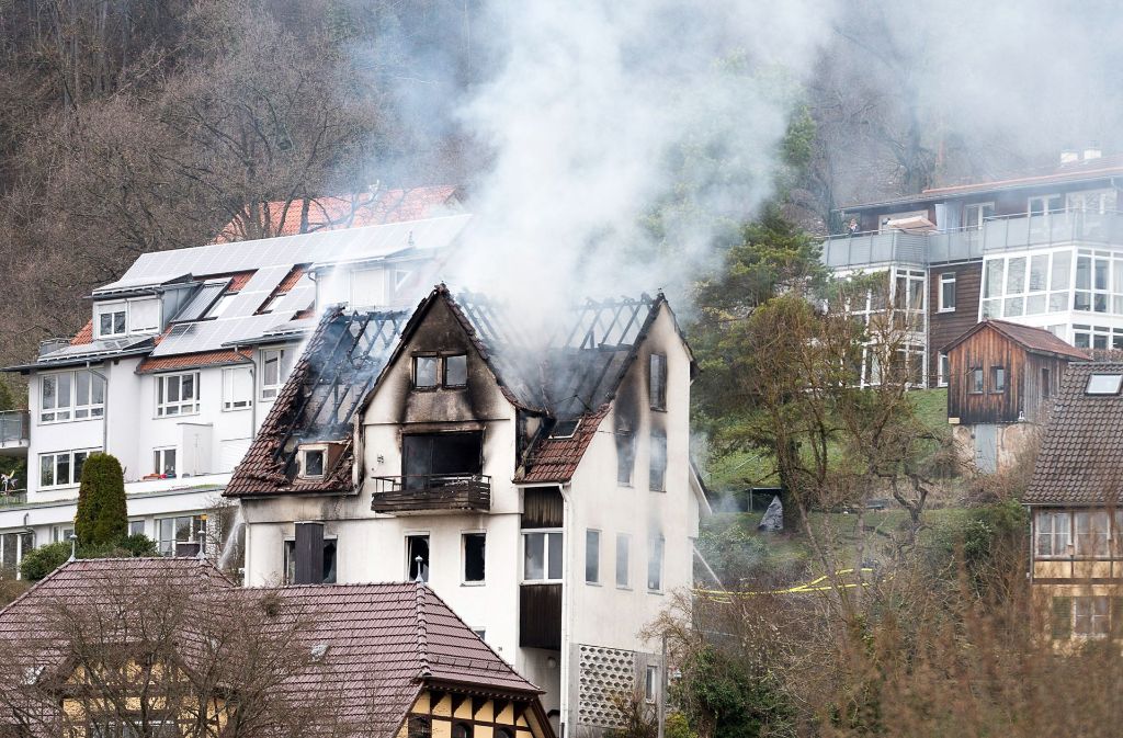 Ein Mann hat ist vom Balkon dieses brennenden Hauses gesprungen und ums Leben gekommen.