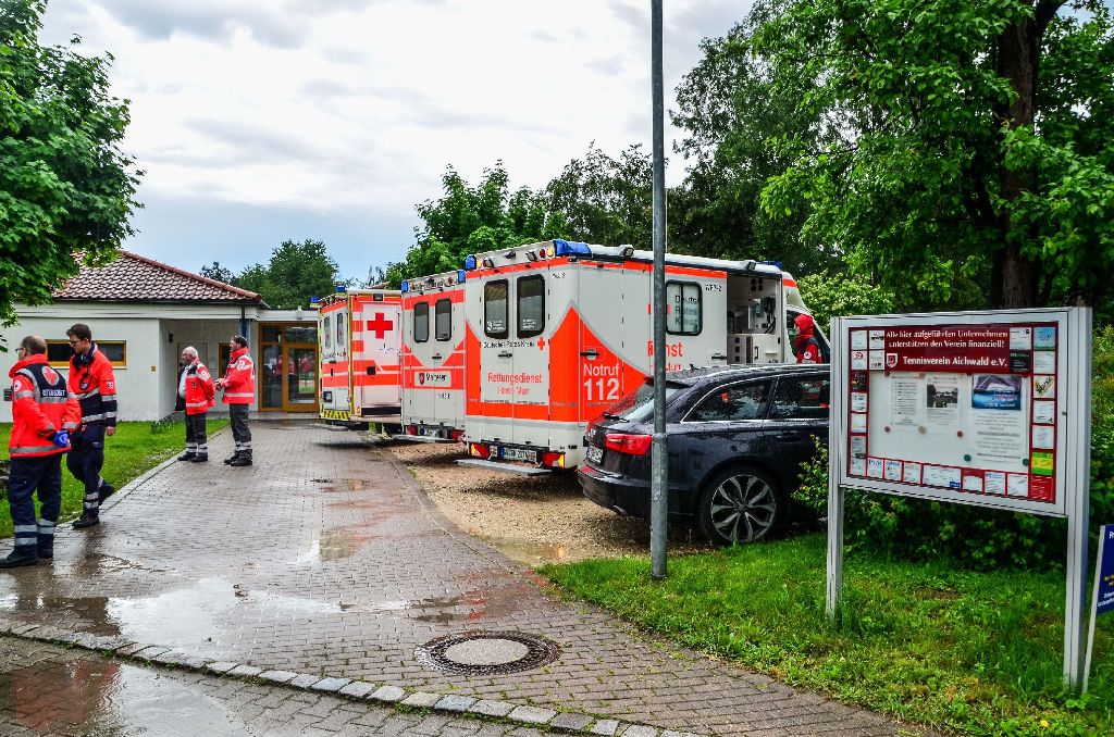 Ein Blitzeinschlag hat ein Fest in Aichwald am Sonntagnachmittag auf grausame Weise beendet. 14 Menschen sind verletzt worden, darunter ein Zwölfjähriger mit lebensgefährlichen Verletzungen.