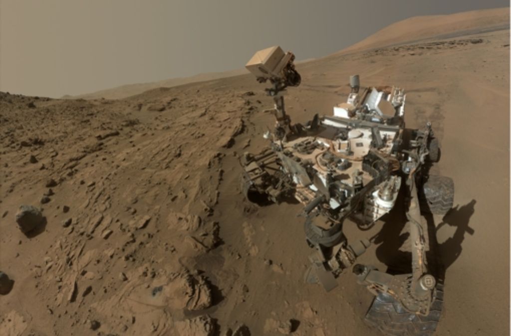Ein Selbstporträt des Nasa-Roboters Curiosity vor dem fünf Kilometer hohen Mount Sharp  auf dem Mars – zusammengesetzt aus vielen Einzelaufnahmen Foto: Nasa/JPL-Caltech/MSSS