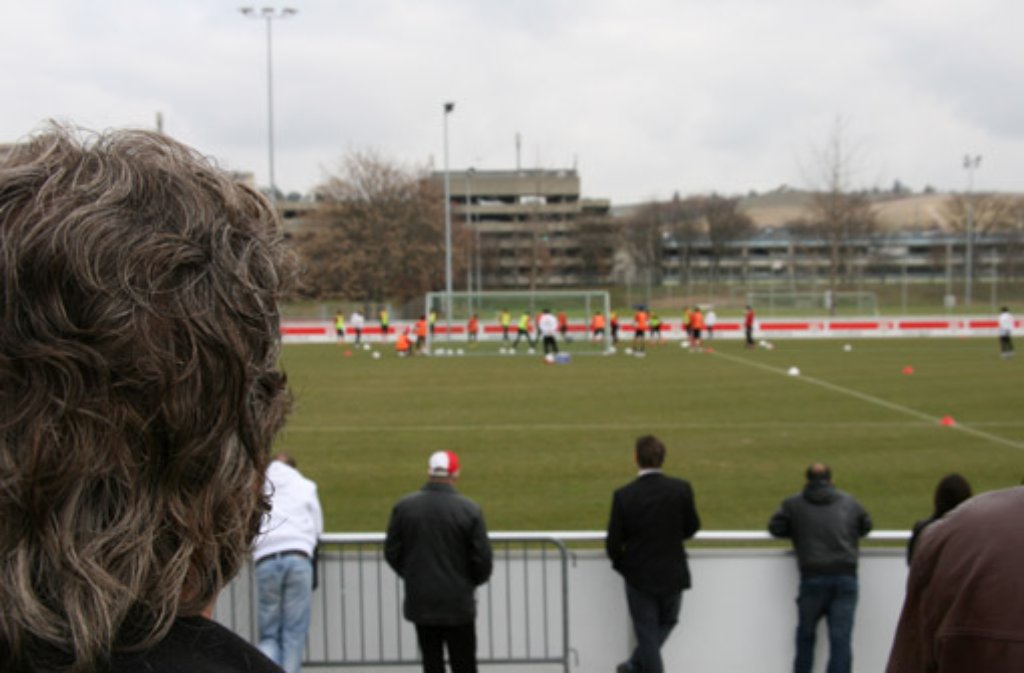 Hier ein paar Eindrücke von den Dreharbeiten zur 26. Folge von "Bruno sieht rot" mit Bruno Labbadia auf dem Vereinsgelände des VfB Stuttgart in Bad Cannstatt.
