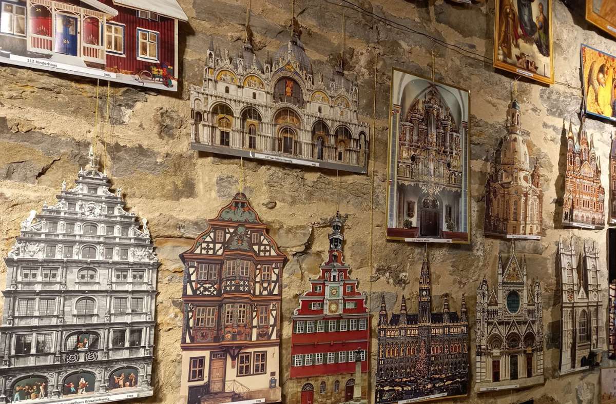 Die Kalender mit historischen Wahrzeichen verschiedener Städte kommen auf dem Mauerwerk des Gewölbes gut zur Geltung.