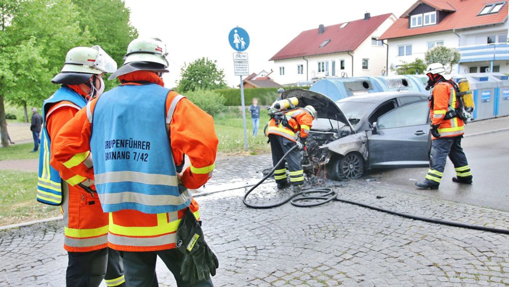 Fahrzeugbrand in Backnang: Feuerwehr löscht brennendes Auto