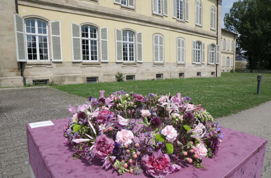 Florale Kunstwerke vor dem Schloss Hohenheim.