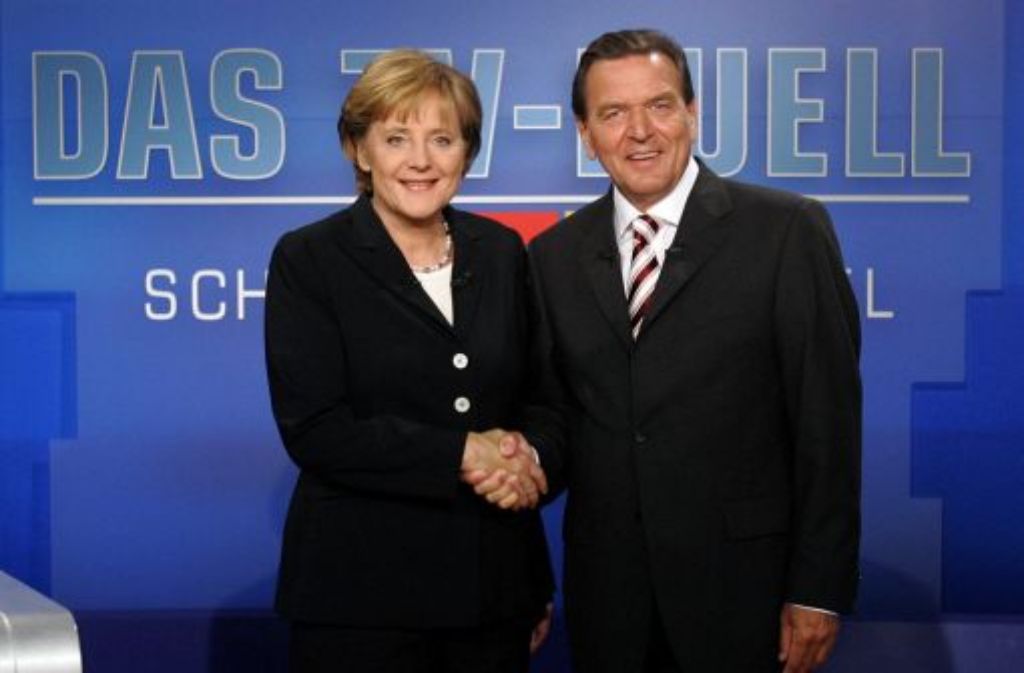 Drei Jahre später ging es weniger glatt für Schröder aus: Er hatte wohl Kohls "Mädchen" aus dem Osten als Konkurrentin nicht ganz ernst genommen. Aber auch wenn er es im Fernsehstudio unmittelbar nach der Wahl nicht wahrhaben wollte, ...