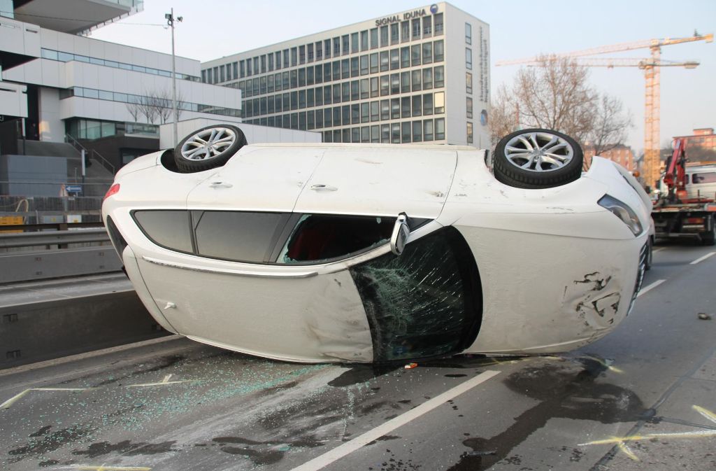Der 41-jährige Audi-Fahrer überschlägt sich mit seinem Wagen auf der Heilbronner Straße und verletzt sich leicht.