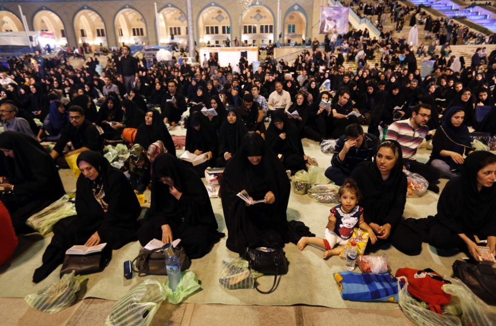 In den frühen Morgenstunden kommen die Menschen in Teheran in der Moschee zusammen,...
