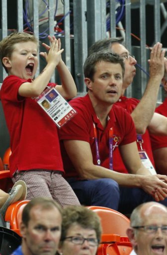 Sichtlich begeistert von den Leistungen der dänischen Handballer ist Prinz Christian, der kleine Sohn vom dänischen Kronprinzen Frederik.